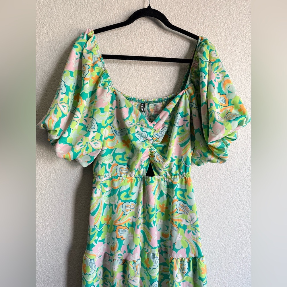 Green Floral Midi Dress with Puff Sleeves and Sweetheart Neckline - Picture 7 of 13